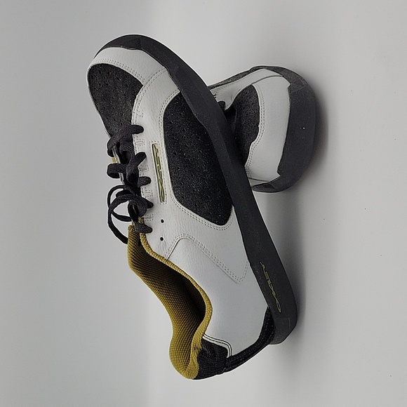 Oakley Shoes Men's 10.5 black and white! Never been worn! - Picture 1 of 12